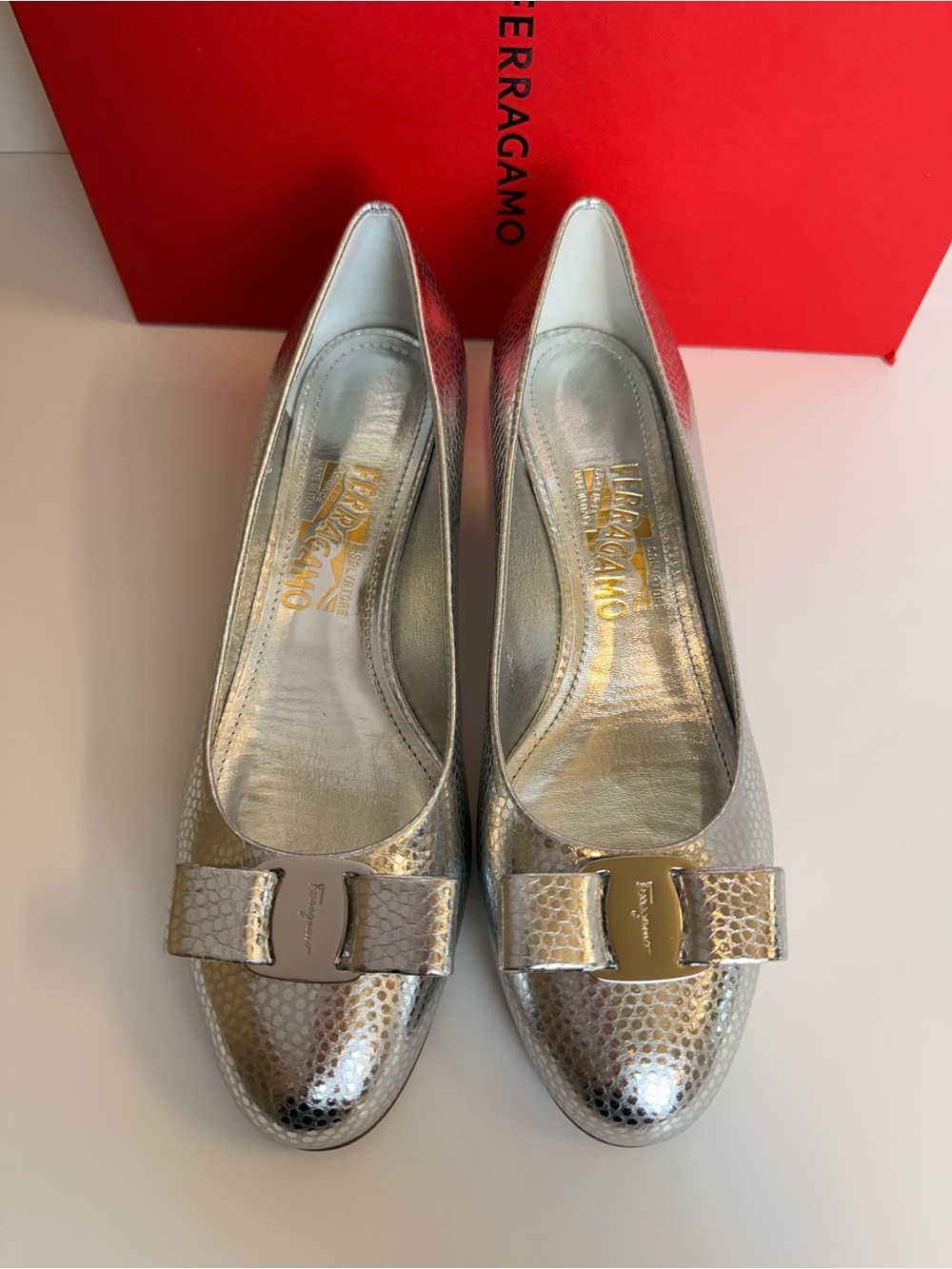 Ferragamo Vara Manta Bow Leather 30mm Pumps In Silver Size 8D - Picture 6 of 11